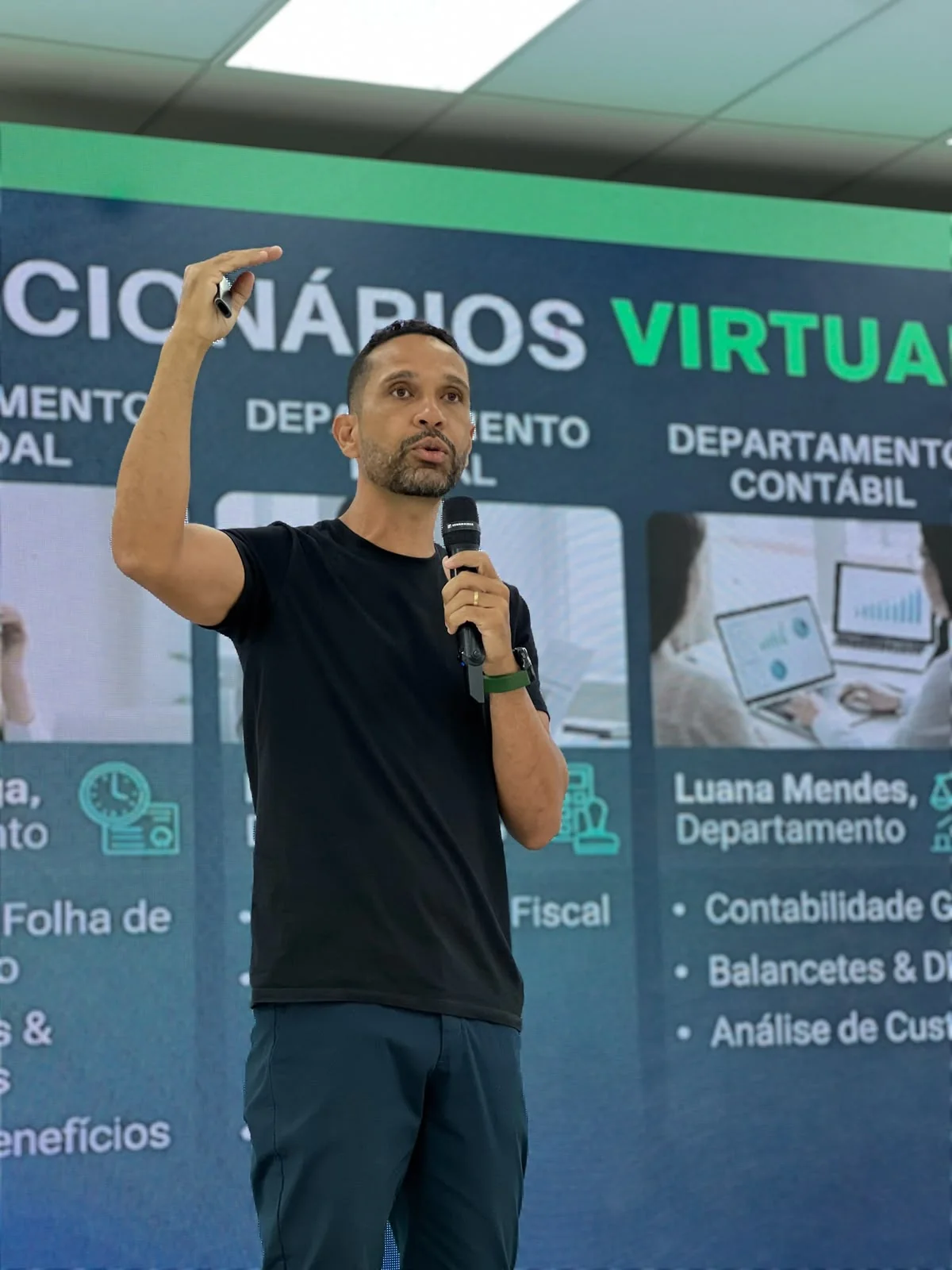 Franklin Saraiva conduzindo treinamento sobre funcionários virtuais